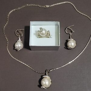 Jewelry set with pearl